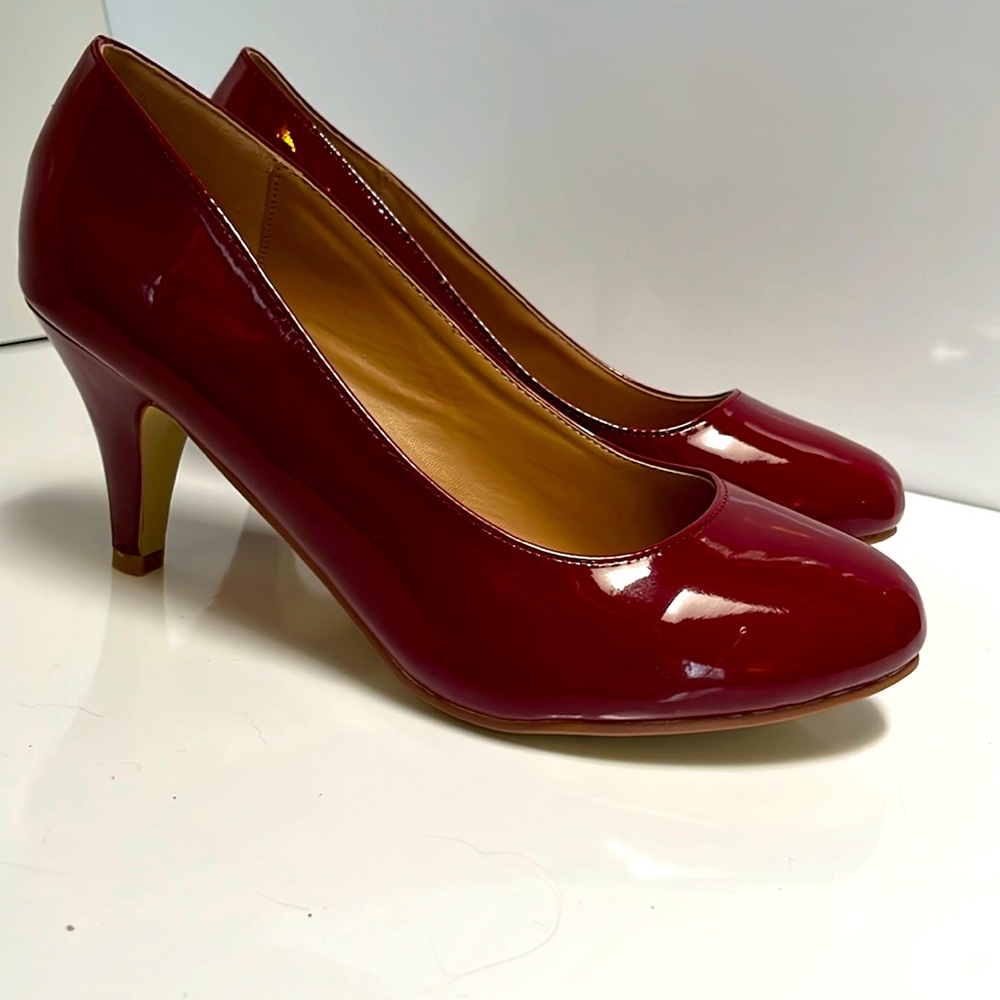 JC Burgundy Patent Mavis Pump New in Box 9w